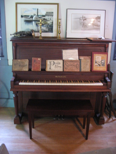 Scaled image Piano.JPG 